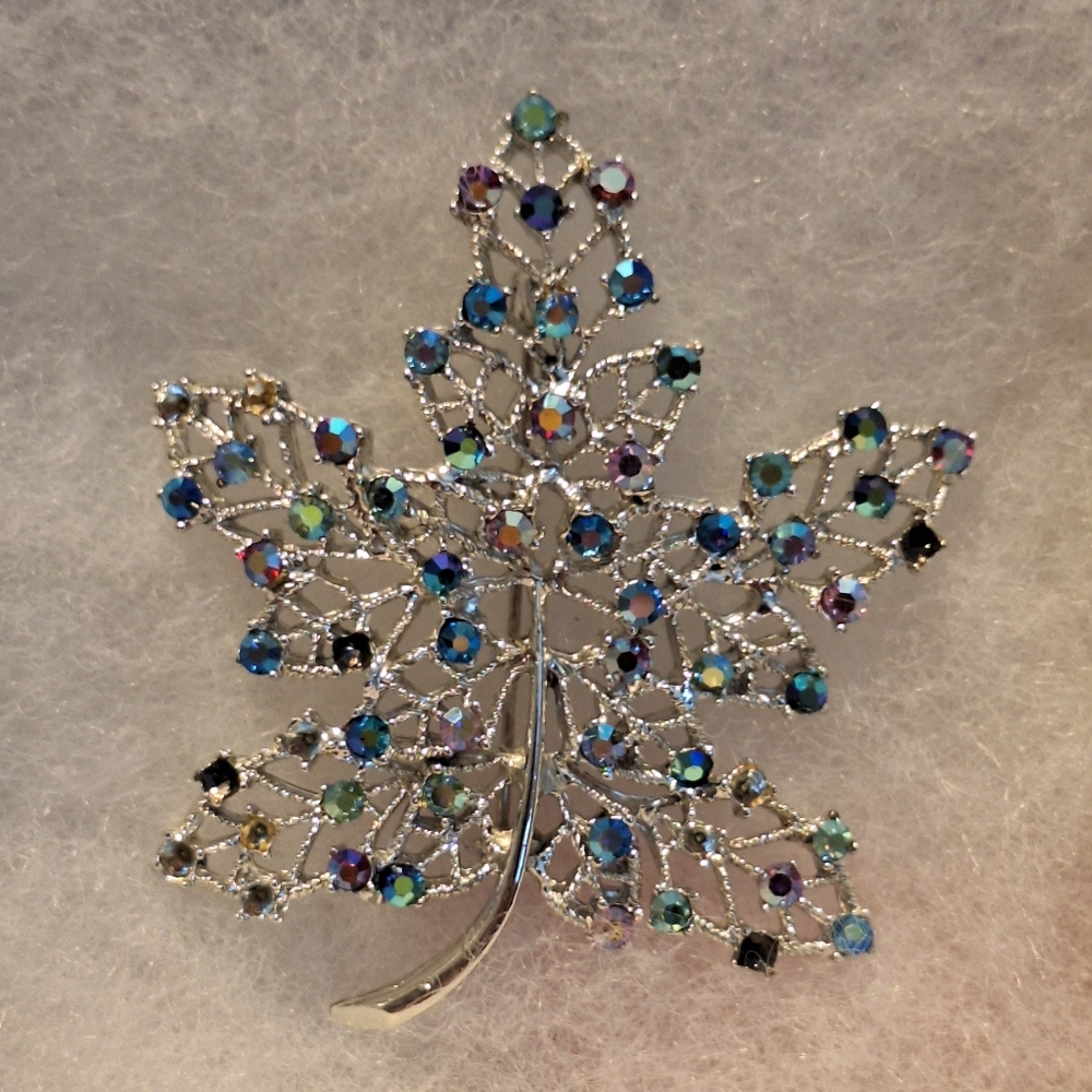 Elegant Silver Leaf Brooch with Multicolor Crystals - Picture 9 of 9